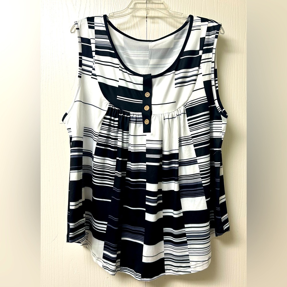 Black and White Top NWOT Size XXL